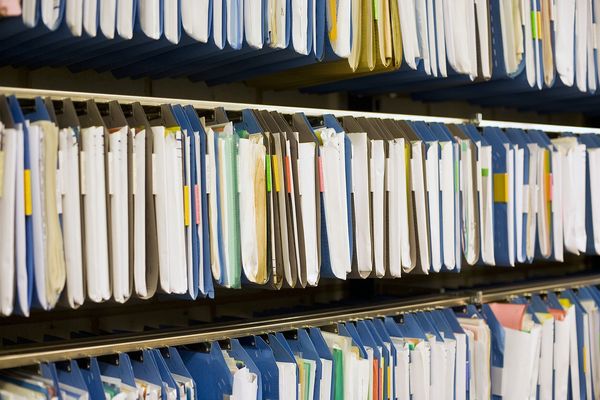 Artykuły do organizacji i archiwizacji dokumentów - jakie są najskuteczniejsze?